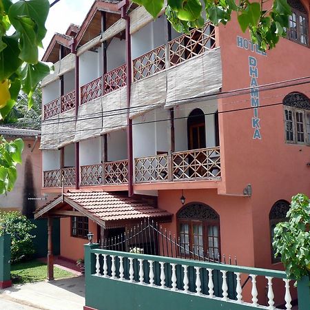 Hotel Dhammika 우나와투나 외부 사진